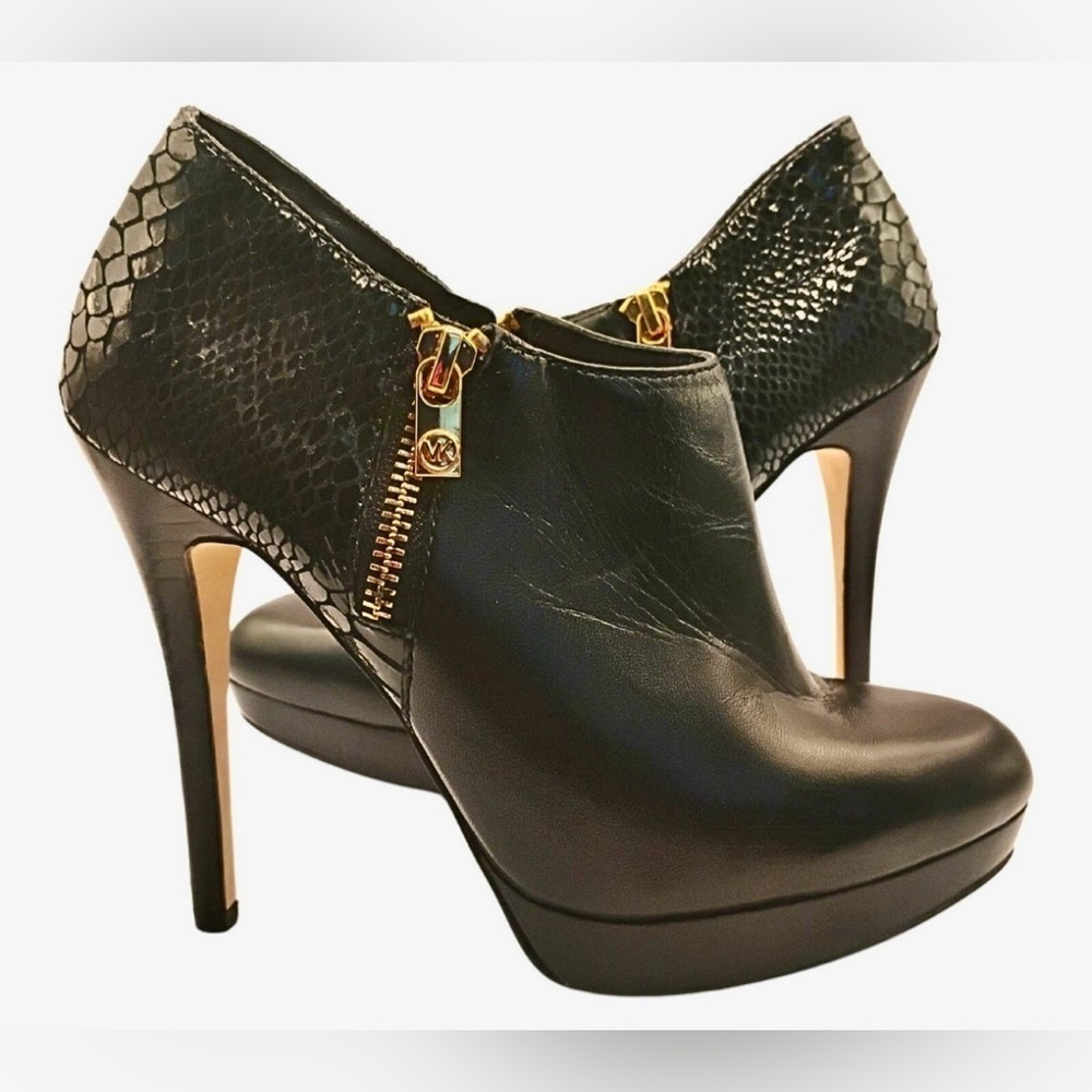 Preloved Michael Kors York Ankle Booties in Black Leather Gold Zippers Size 9